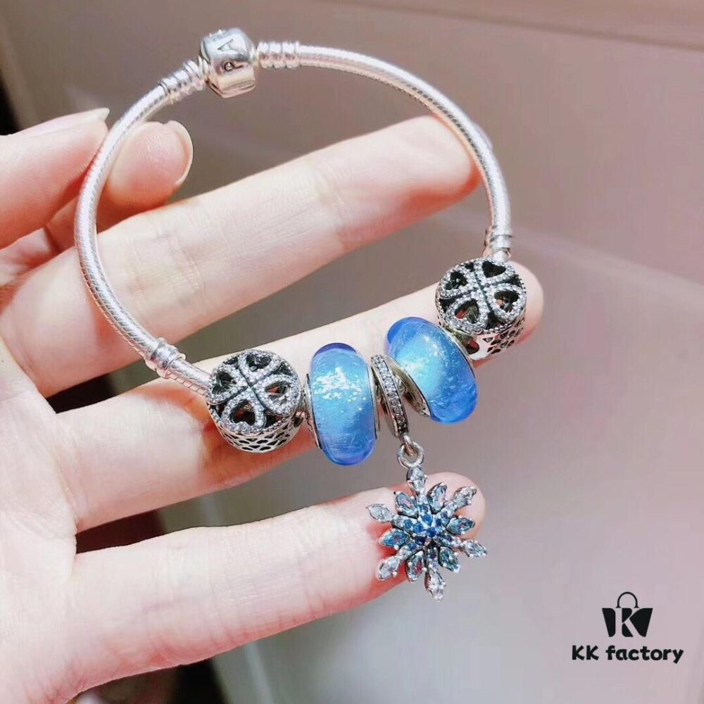 Pandora Night Glow Ice Blue Blue Snowflake New Arrival! Made with counter materials, perfectly crafted one-to-one, quality comparable to official store products! Ice blue night glow glass, sparkling diamond-cut openwork clover, blue vibrant snowflake pendant. S925 silver comes with official packaging!