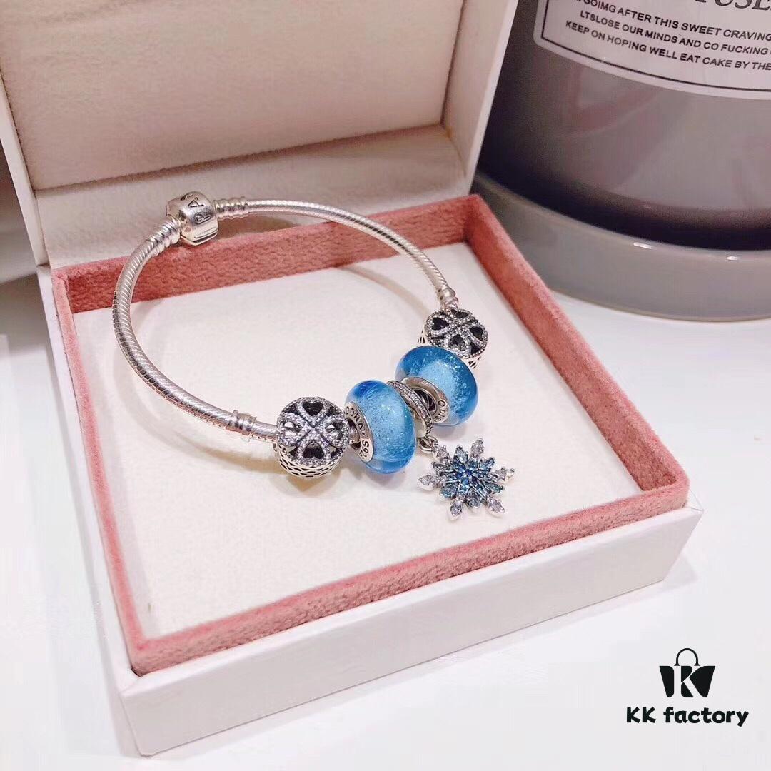 Pandora Night Glow Ice Blue Blue Snowflake New Arrival! Made with counter materials, perfectly crafted one-to-one, quality comparable to official store products! Ice blue night glow glass, sparkling diamond-cut openwork clover, blue vibrant snowflake pendant. S925 silver comes with official packaging!