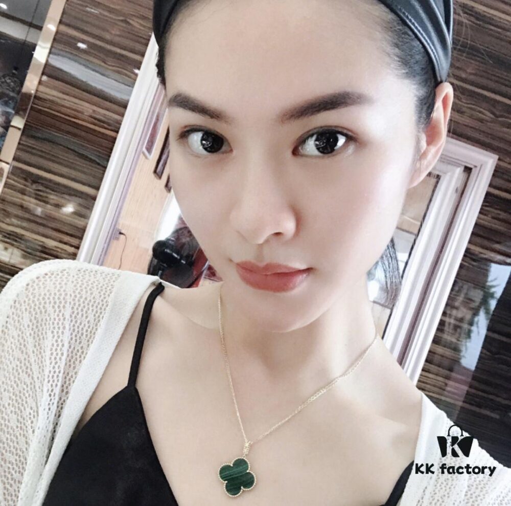 Large Clover Knit Necklace – A Must-Have for Winter, Versatile and Elegant!