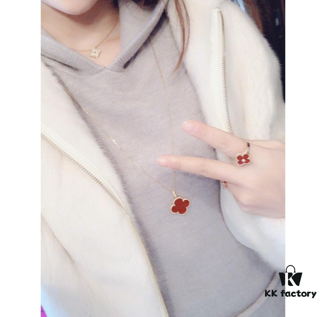 Large Clover Knit Necklace – A Must-Have for Winter, Versatile and Elegant!