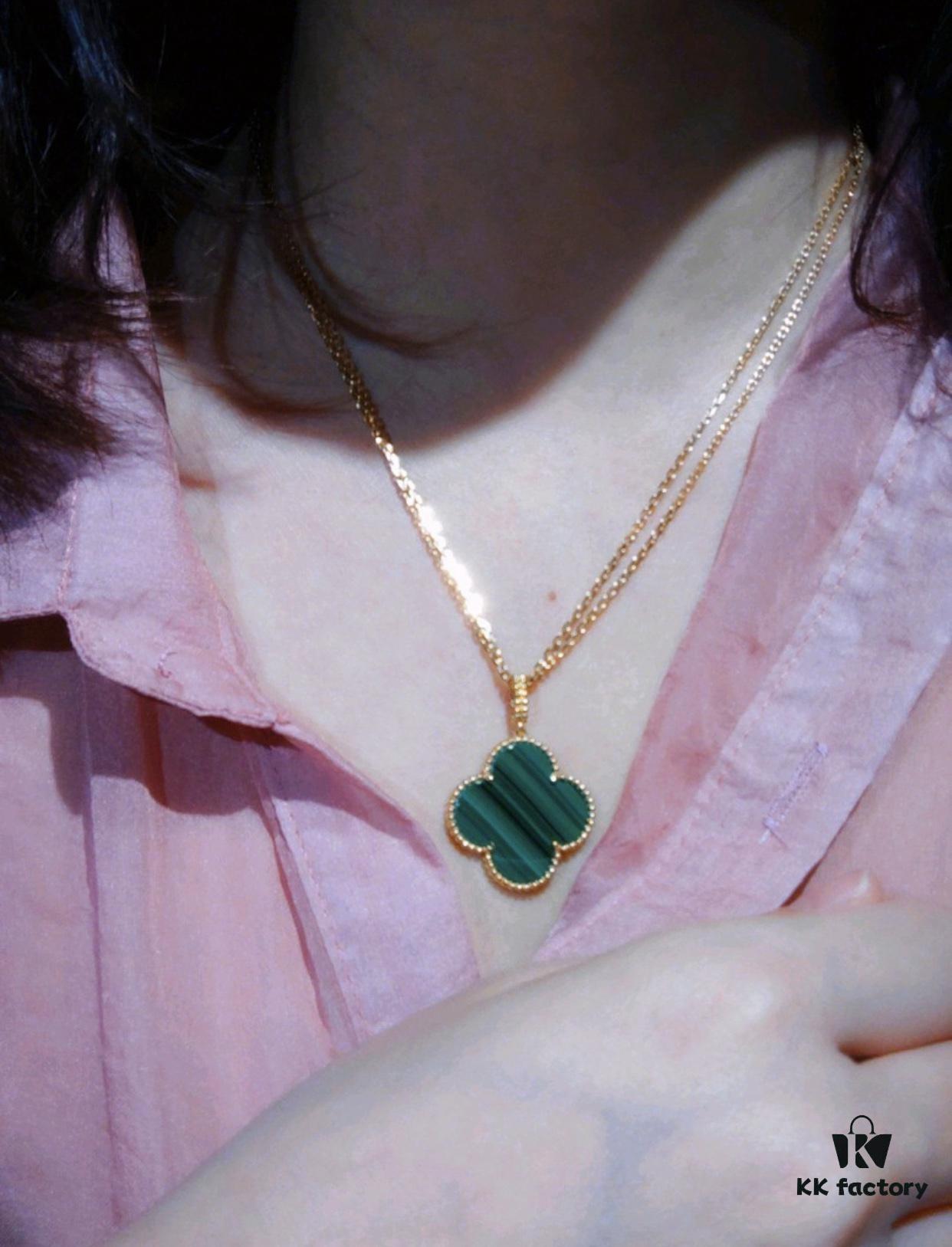Large Clover Knit Necklace – A Must-Have for Winter, Versatile and Elegant!