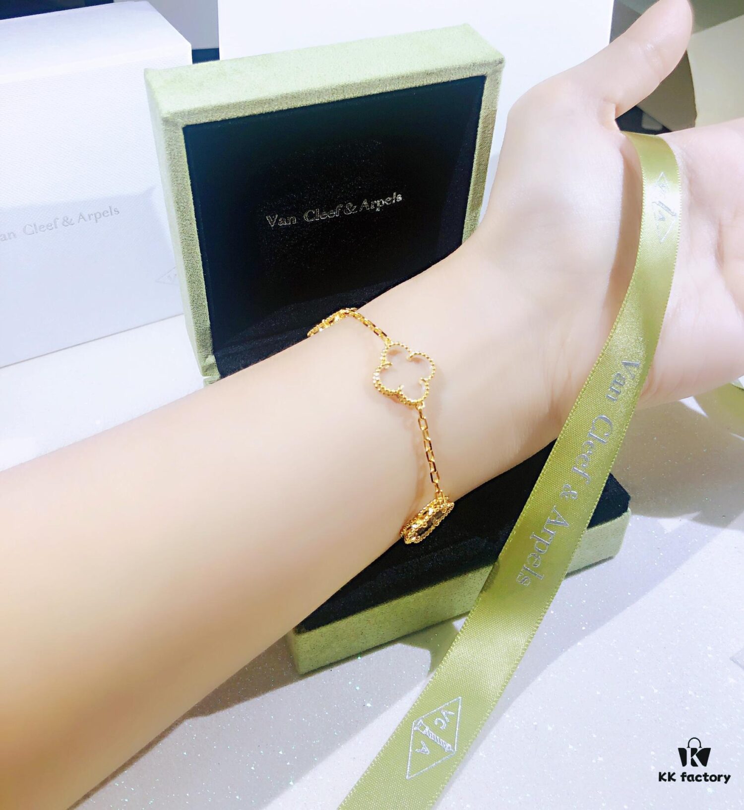 New Arrival Transparent White Shell Heart ❗️ Gold-Tone Chain. Authentic Purchased Genuine Item, Original Rhombus Clasp ❗️ Highest Quality Van Cleef & Arpels VCA Alhambra Clover 🍀 Five Motif Bracelet Made of High-End Custom 925 Sterling Silver with Thick Gold Plating, High-Definition Engraving, Latest Store Model with Authentic Rhombus ◇ Clasp