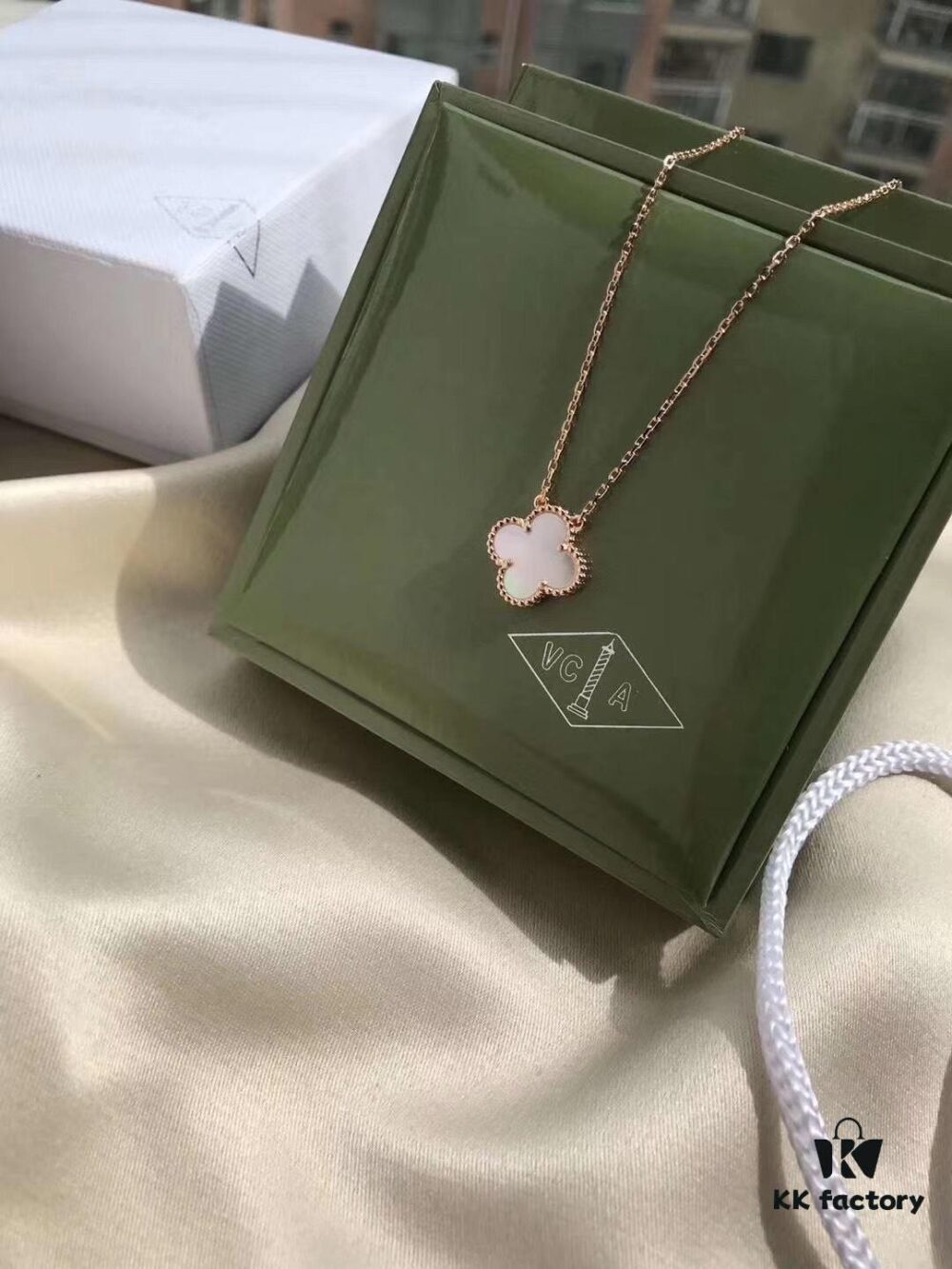 Van Cleef & Arpels VCA Single Flower Pearl Mother-of-Pearl Necklace in Silver Plated with Gold