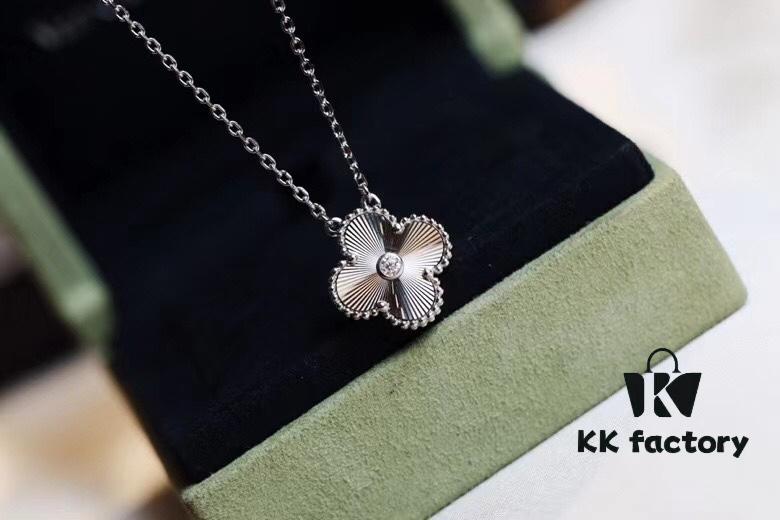 Vca2020 Christmas 🎄 Limited Edition First Batch In Stock! Pure CNC 5-Axis Precision Carving with Radiant High-Polish Finish and a 0.7-Carat Center Stone