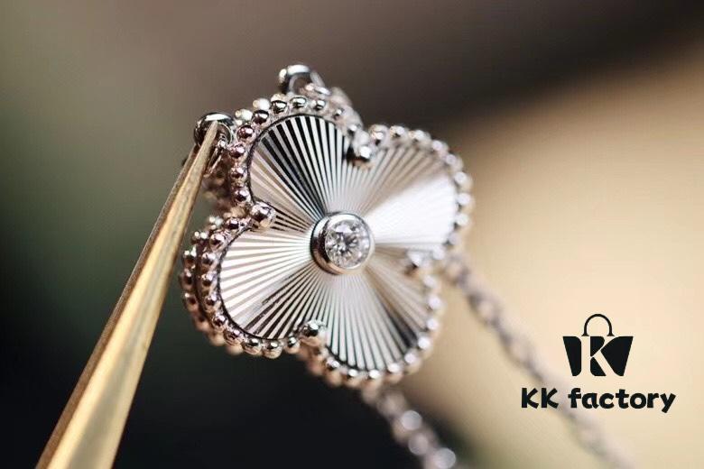 Vca2020 Christmas 🎄 Limited Edition First Batch In Stock! Pure CNC 5-Axis Precision Carving with Radiant High-Polish Finish and a 0.7-Carat Center Stone