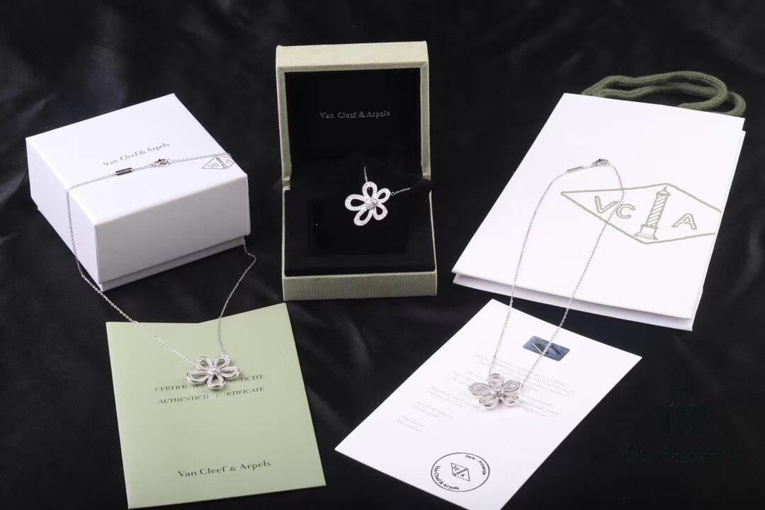 VCA Large Flower Necklace, I'm truly moved to tears by its beauty. After countless refinements, this final version features exquisite craftsmanship—the 925 silver edition, with details fully comparable to boutique versions, sparkling and stunning when worn.