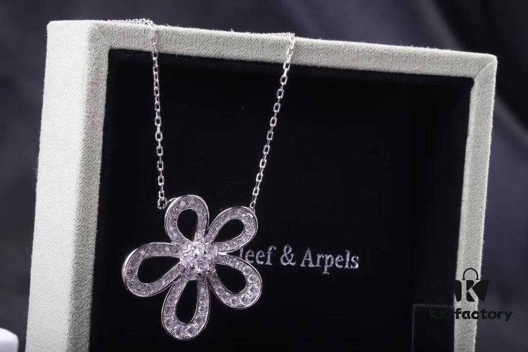 VCA Large Flower Necklace, I'm truly moved to tears by its beauty. After countless refinements, this final version features exquisite craftsmanship—the 925 silver edition, with details fully comparable to boutique versions, sparkling and stunning when worn.