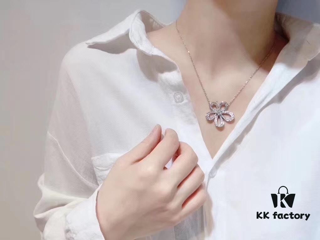 VCA Large Flower Necklace, I'm truly moved to tears by its beauty. After countless refinements, this final version features exquisite craftsmanship—the 925 silver edition, with details fully comparable to boutique versions, sparkling and stunning when worn.
