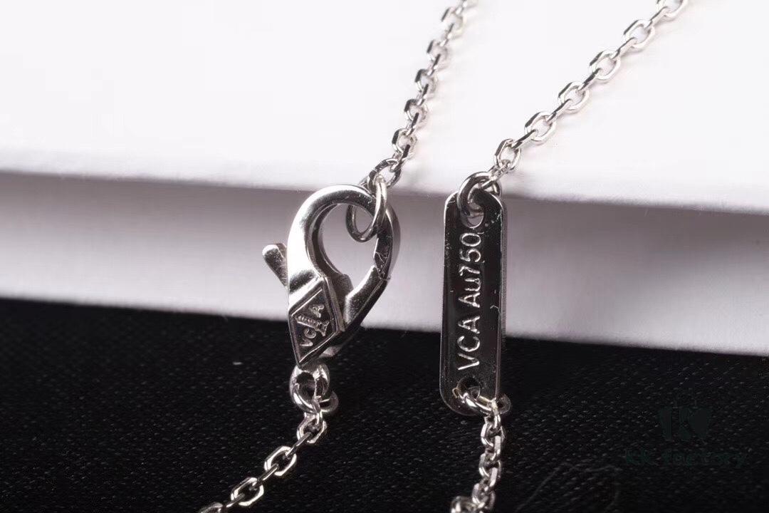 VCA Large Flower Necklace, I'm truly moved to tears by its beauty. After countless refinements, this final version features exquisite craftsmanship—the 925 silver edition, with details fully comparable to boutique versions, sparkling and stunning when worn.