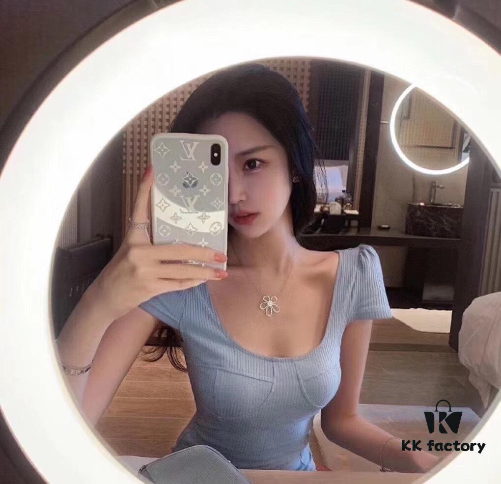 VCA Large Flower Necklace, I'm truly moved to tears by its beauty. After countless refinements, this final version features exquisite craftsmanship—the 925 silver edition, with details fully comparable to boutique versions, sparkling and stunning when worn.