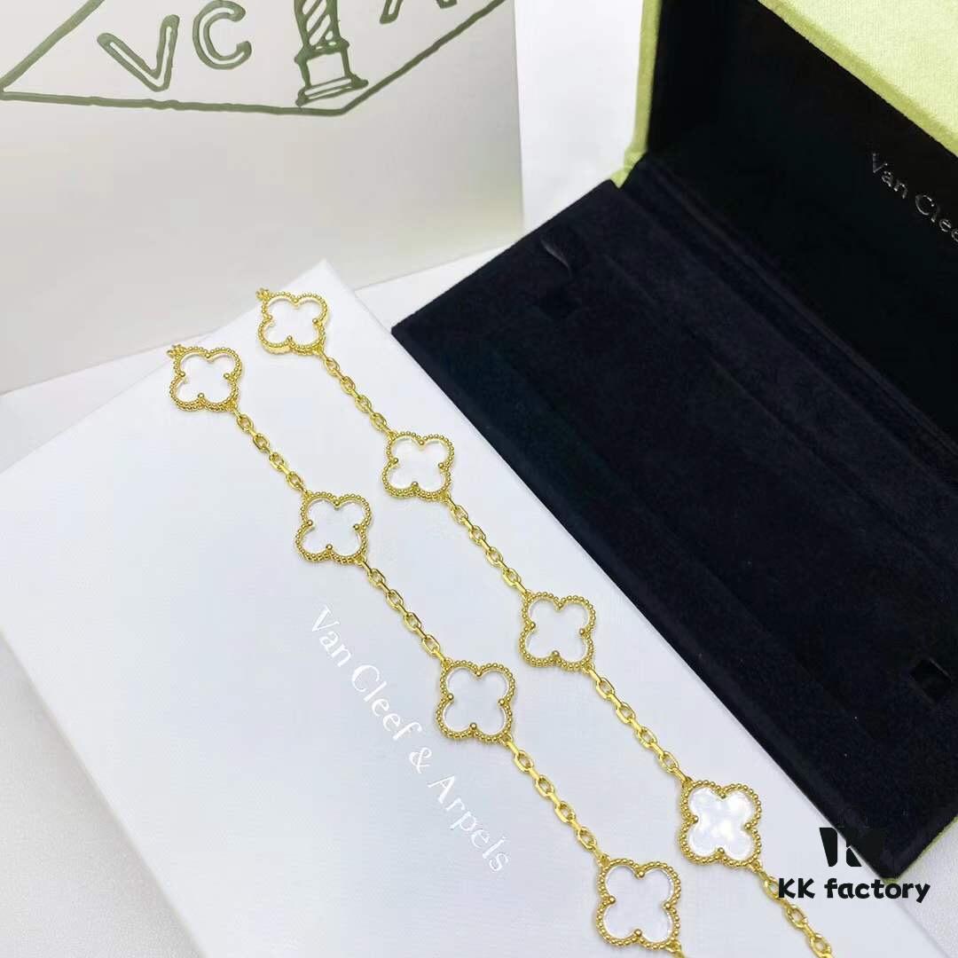 VCA Van Cleef & Arpels Anniversary Limited Transparent Clear Quartz Five-Petal Bracelet in V Gold with Thick Gold Plating, Set with Natural Clear Quartz, Exuding a Transparent and Crystal-Clear Elegance – Truly Unique! This Summer's Exclusive Release, an Artistic Masterpiece. Perfect for Elegant Ladies with Fair, Delicate Hands. Grab Yours Now 💅