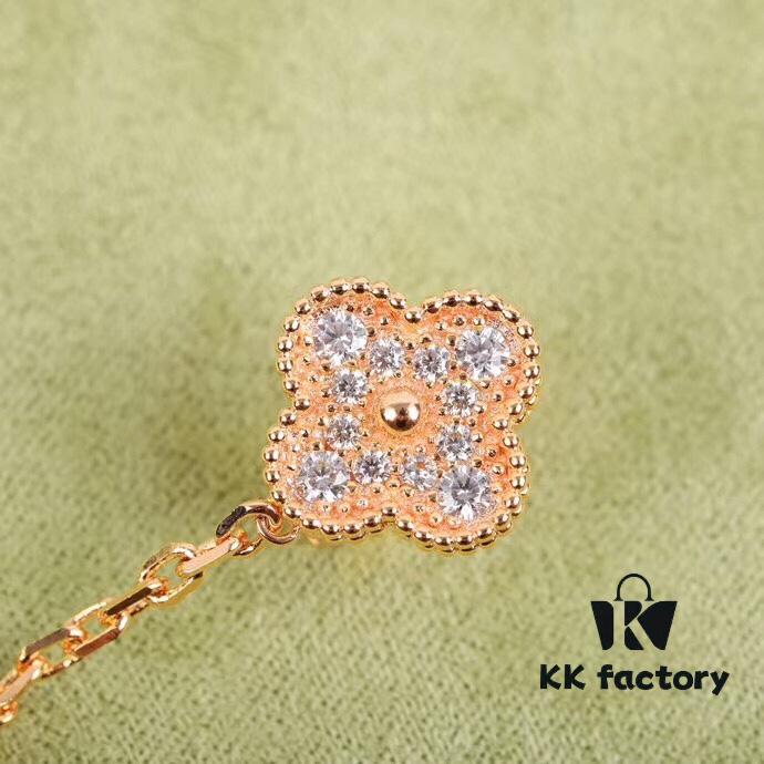 New Four-Leaf Clover Gray Pearl Stud Earrings, Premium White and Rich Aesthetic Color, Very Eye-Catching!