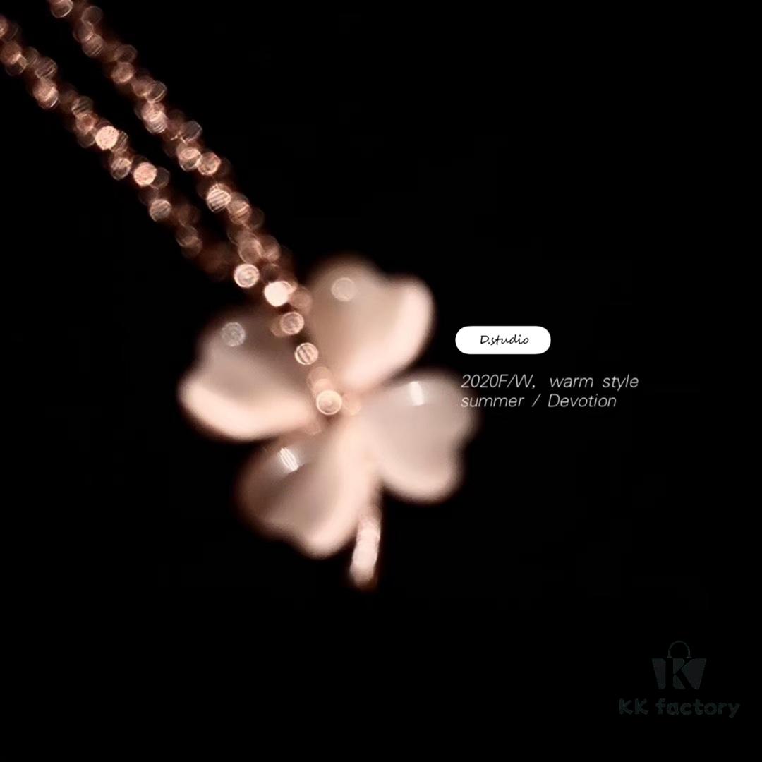 Popular Style Recommendation 10: Clover Sweeps the Fashion World