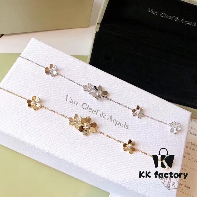 Vca Van Cleef & Arpels Alhambra Series Large and Small Flower Bracelet, Fully Set with Diamonds Combined with Polished Finish, Exquisitely Beautiful, Sweet and Youthful, Made from Premium German Imported S925 Sterling Silver with Thick Plated Gold, Available in Three Colors: Platinum, Yellow Gold, and Rose Gold