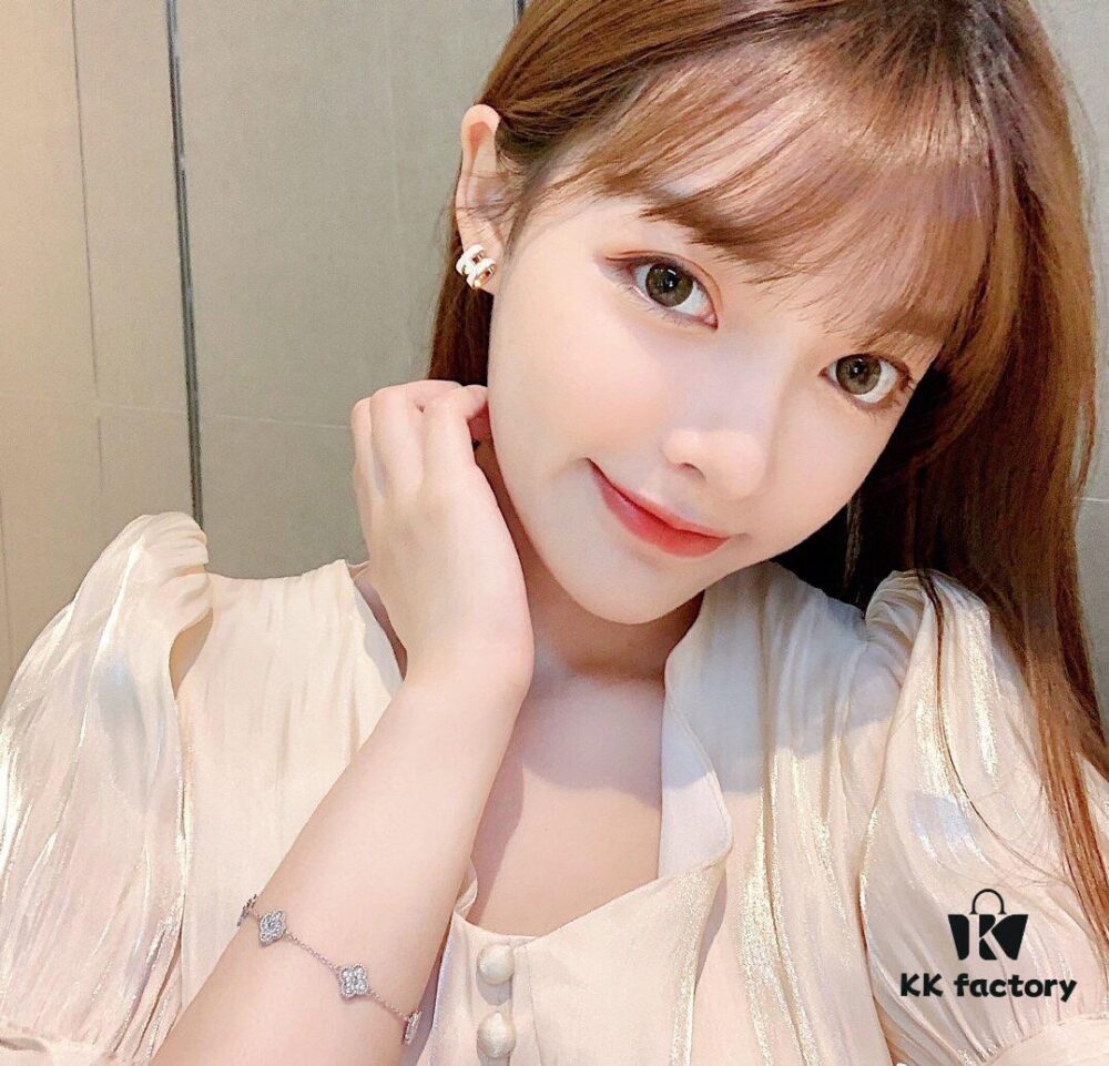 Mini Four-Leaf Clover Full Diamond Series, So Delicate with a Fresh and Innocent Girl-like Charm