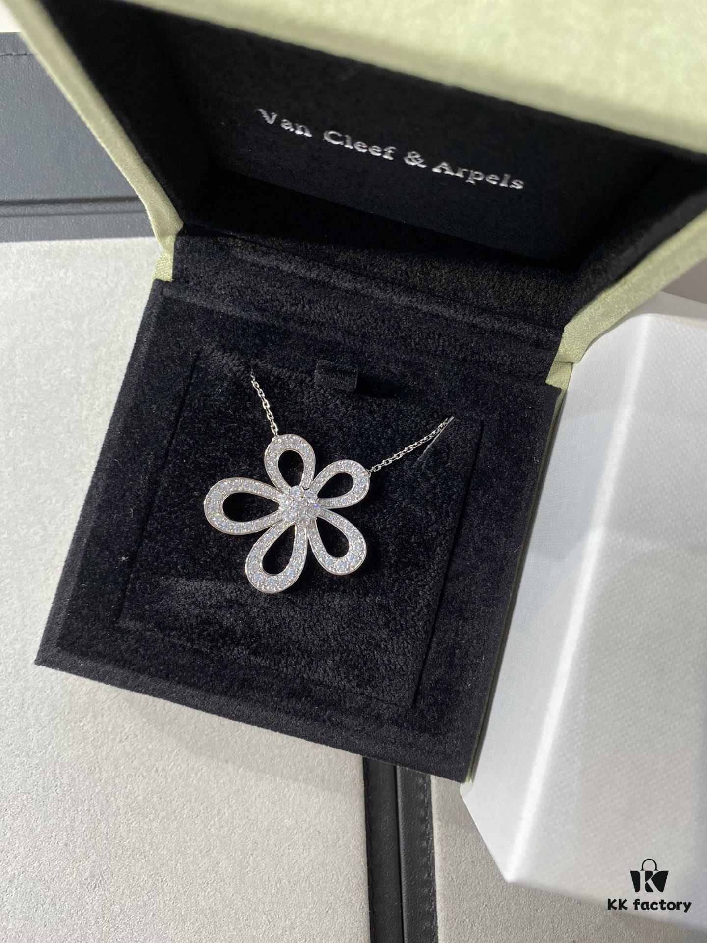 This Summer's Hottest Flower Pendant Necklace - VCA-inspired Flowerlace Diamond Collar Chain