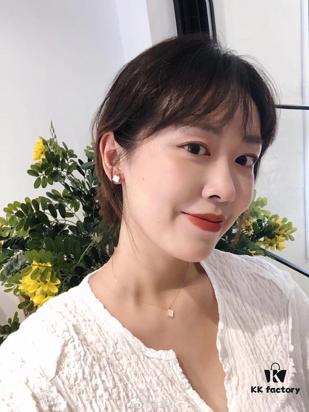 VCA Mini Single Flower Necklace, Original Precision Craftsmanship with Natural Stones