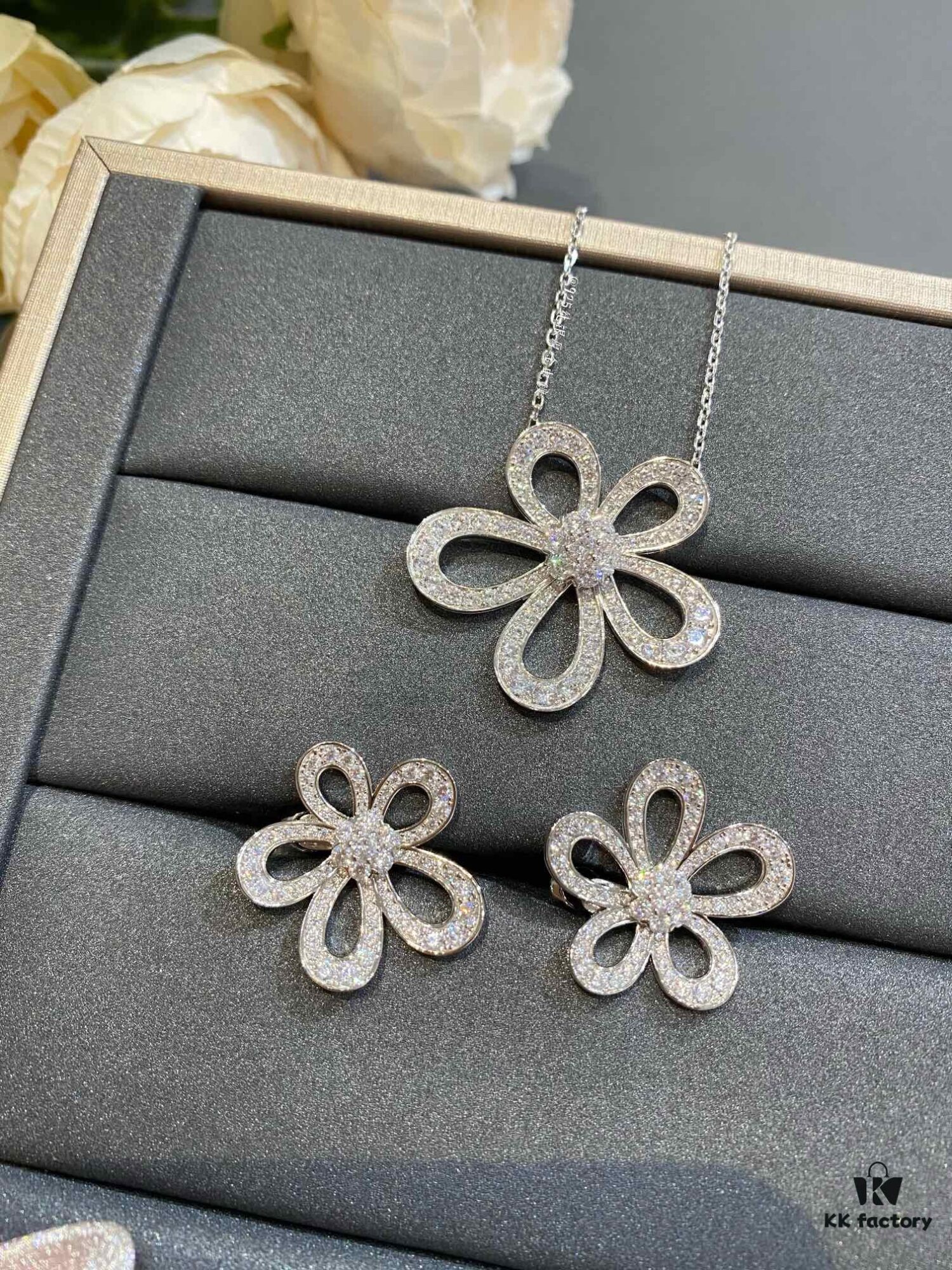 Vca Luxury Pendant, In Stock, Jewelry Craftsmanship