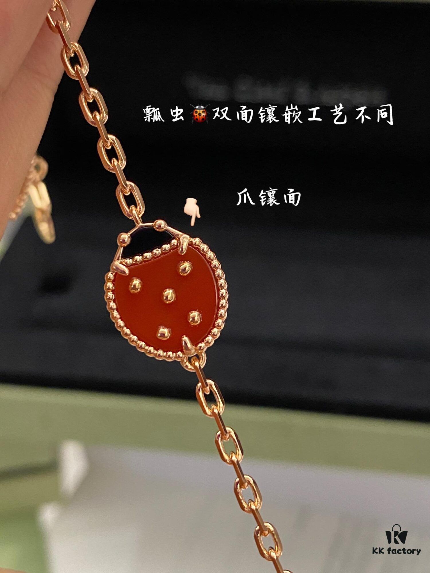 Lucky Spring Collection featuring ladybug and floral motifs, celebrating the rebirth of nature cherished by Van Cleef & Arpels. Crafted in rose gold, carnelian, and onyx, this collection enriches the Maison's enchanting connection with the natural world. Five meticulously handcrafted elements are delicately assembled into each piece. The chain is a specially customized thick design by Van Cleef & Arpels, with each link featuring eight faceted surfaces for enhanced sparkle. The tassel leaves are crafted with a crinkled foil texture for a refined, luxurious effect. The 'LG' engraving is discreetly placed on the side of the flower, while three totem stamps are embossed on the extension chain, and a serial code is engraved above the lobster clasp.