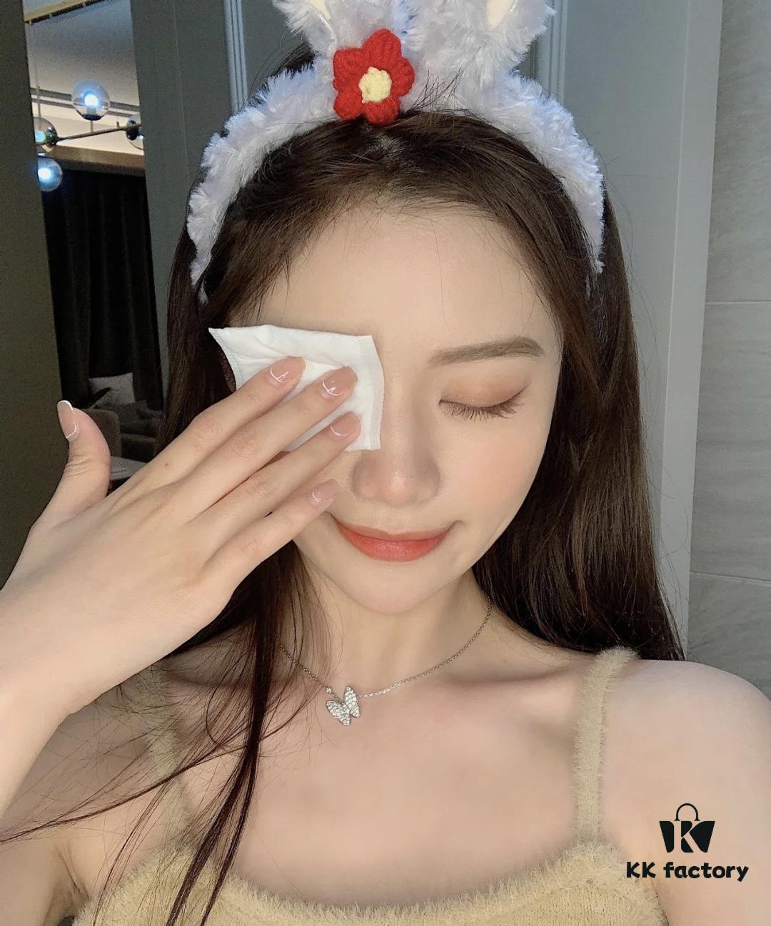 As a sophisticated lady, one should have a necklace of every style—VCA diamond-encrusted butterfly, pure fairy charm 🌸