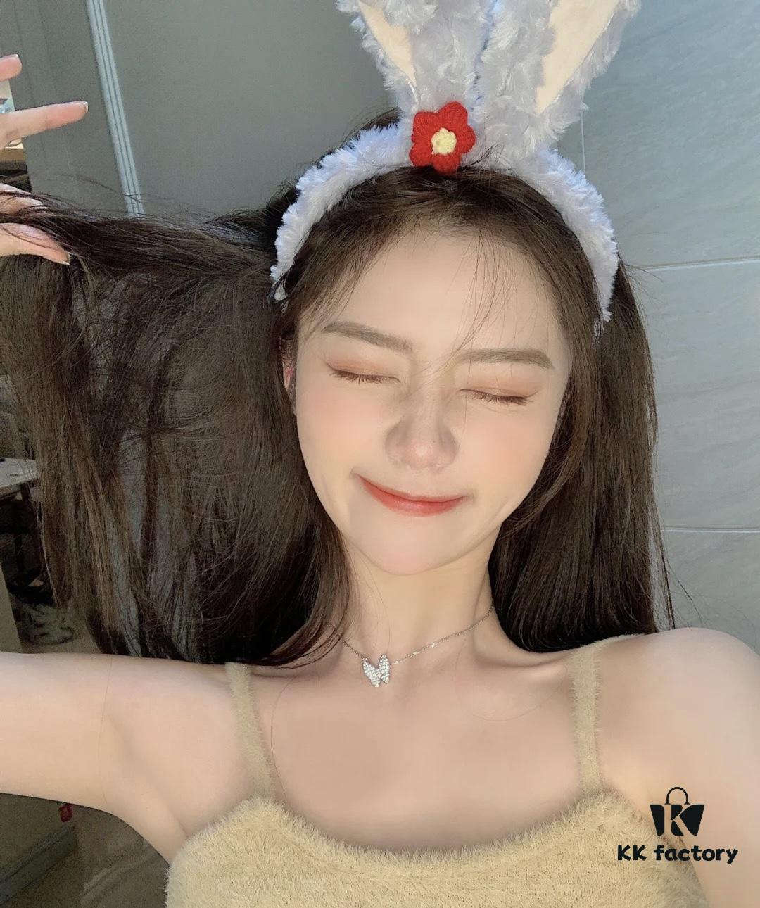 As a sophisticated lady, one should have a necklace of every style—VCA diamond-encrusted butterfly, pure fairy charm 🌸