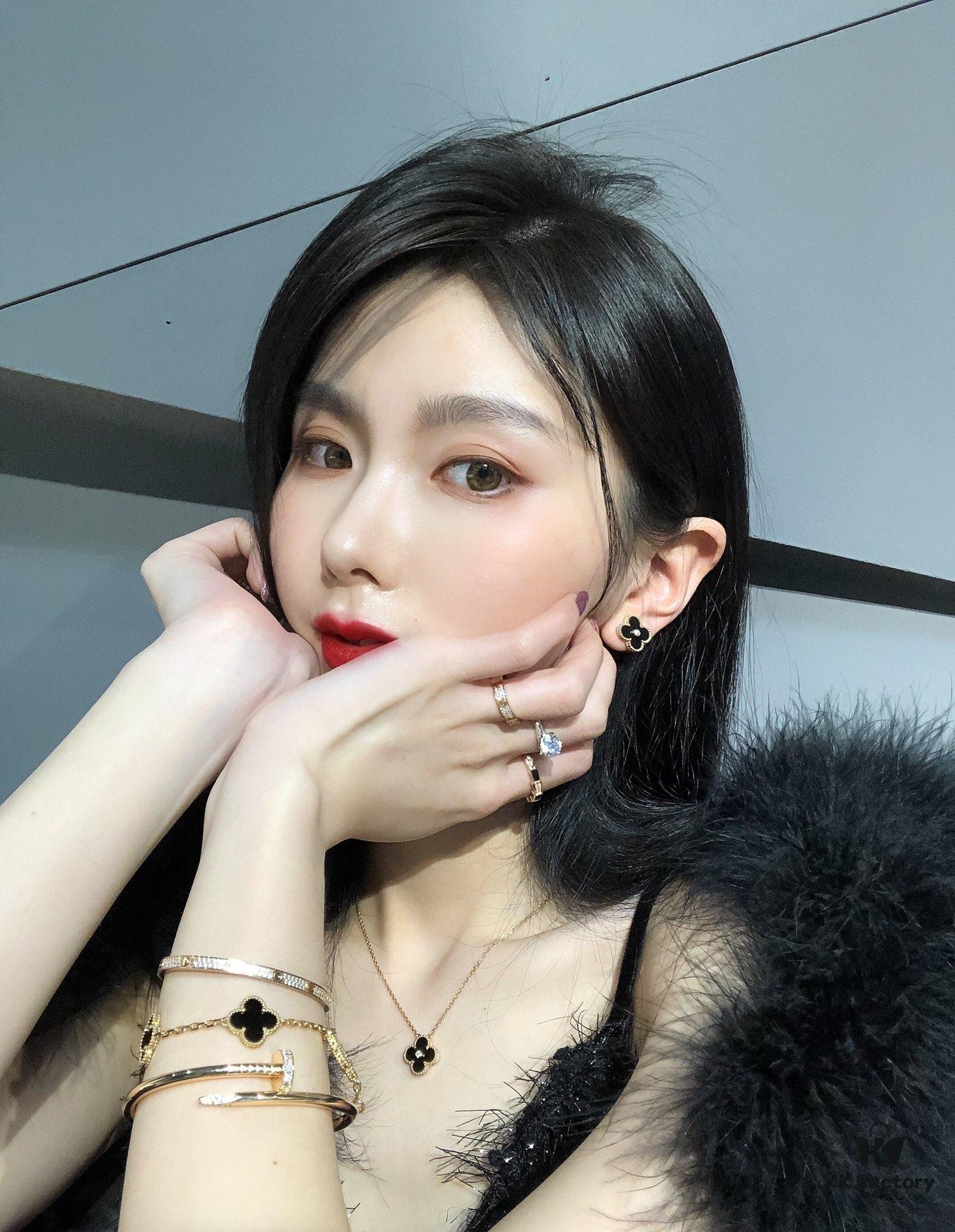 A Wave of Sophisticated Combinations🖤 Clover