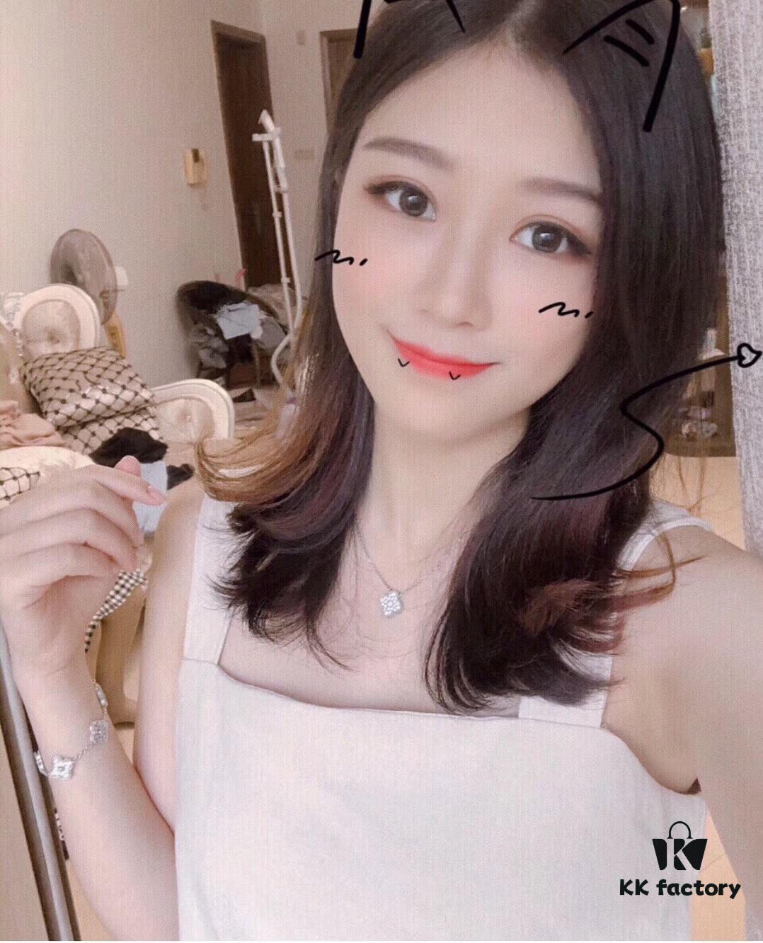 Styling Tip! Wearing two medium-sized clover pendants together creates a more stunning effect 👏👏