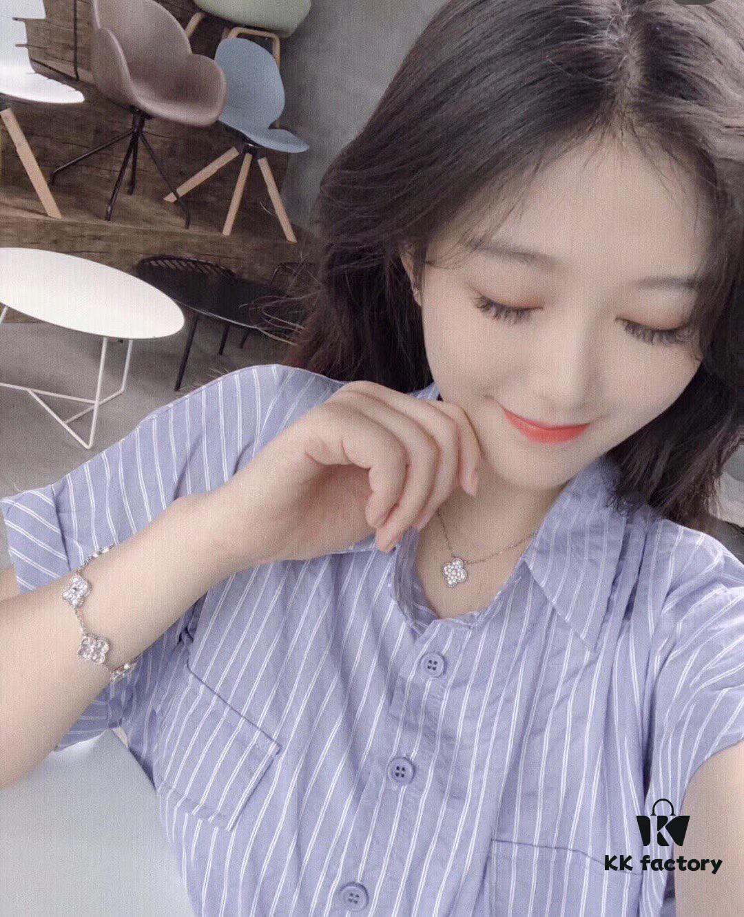 Styling Tip! Wearing two medium-sized clover pendants together creates a more stunning effect 👏👏