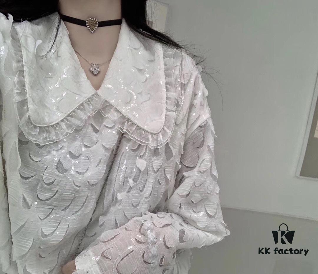 Styling Tip! Wearing two medium-sized clover pendants together creates a more stunning effect 👏👏