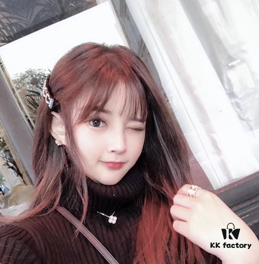 Styling Tip! Wearing two medium-sized clover pendants together creates a more stunning effect 👏👏