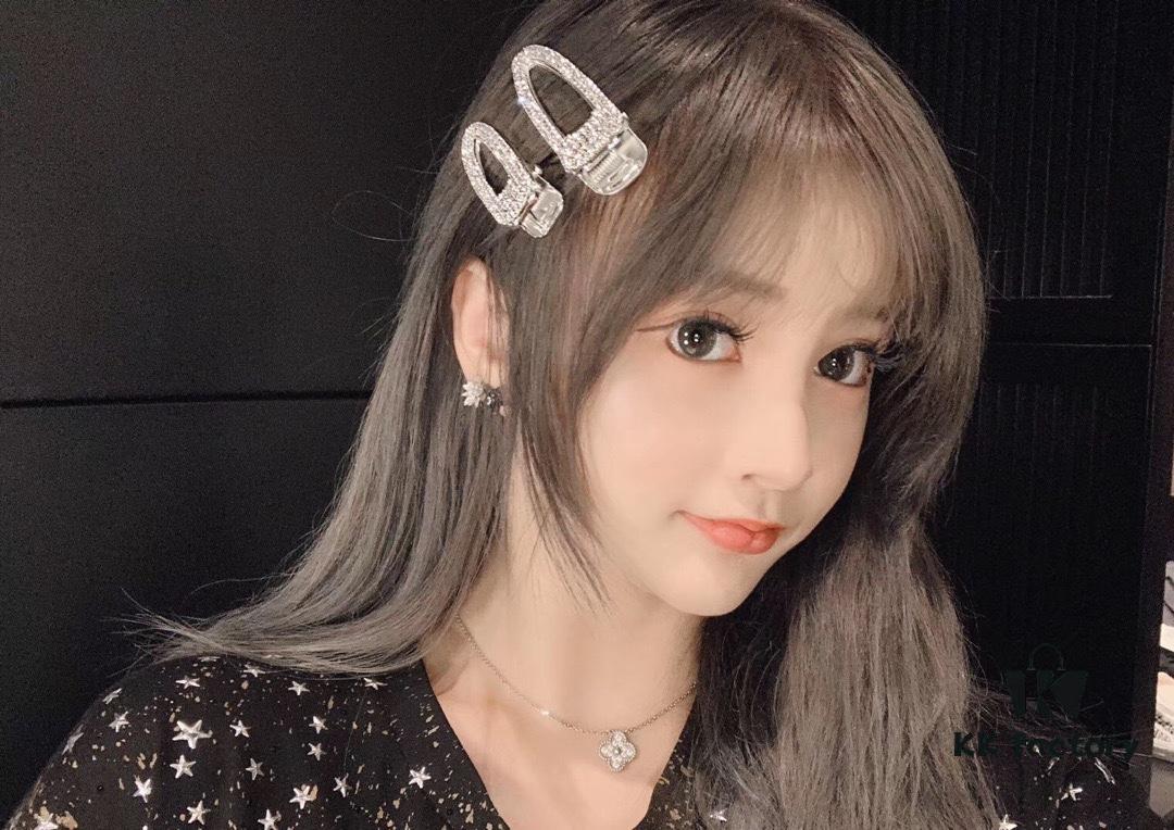 Styling Tip! Wearing two medium-sized clover pendants together creates a more stunning effect 👏👏