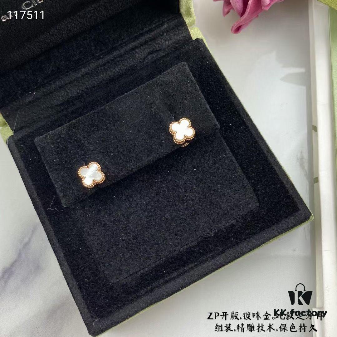 Newly Upgraded Version ZP Open Edition V Gold Plated with Mi Gold, Long-Lasting Color Retention ❤ This Piece Features Separate Components Assembly and Precision Carving Technology. 😊😊 VCA Clovis & Arpels Miniature Luxury White Mother-of-Pearl Four-Leaf Clover Stud Earrings Paired with Original-Style Saucer Backs 🍀 Exceptionally Charming, Enhances Fair Skin Tone, Highly Versatile for Any Occasion, Perfect for Sisters' Gatherings, Adds Extra Prestige