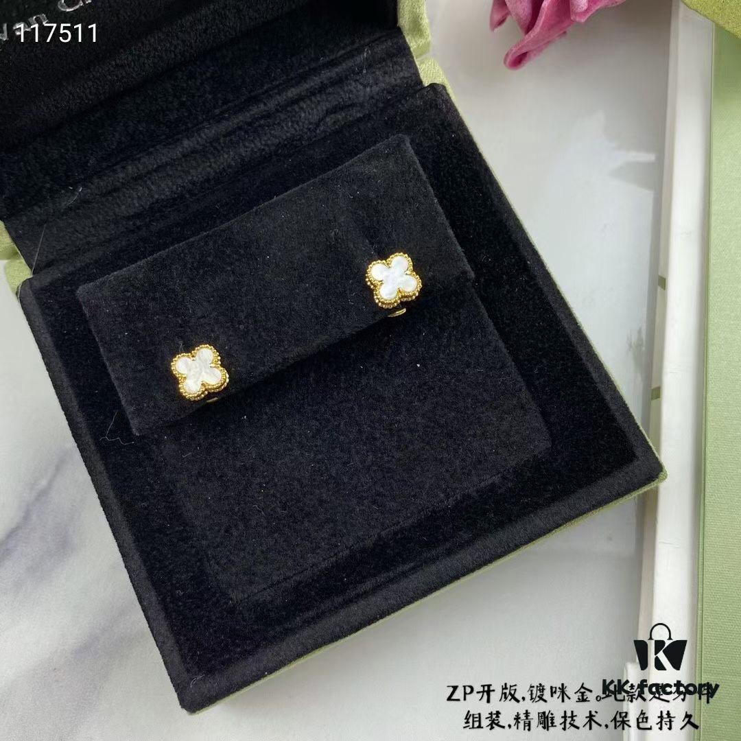 Newly Upgraded Version ZP Open Edition V Gold Plated with Mi Gold, Long-Lasting Color Retention ❤ This Piece Features Separate Components Assembly and Precision Carving Technology. 😊😊 VCA Clovis & Arpels Miniature Luxury White Mother-of-Pearl Four-Leaf Clover Stud Earrings Paired with Original-Style Saucer Backs 🍀 Exceptionally Charming, Enhances Fair Skin Tone, Highly Versatile for Any Occasion, Perfect for Sisters' Gatherings, Adds Extra Prestige