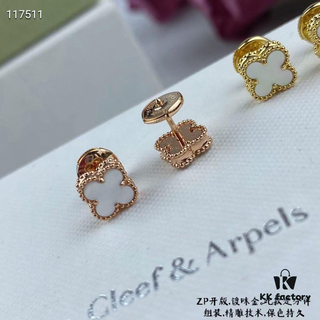Newly Upgraded Version ZP Open Edition V Gold Plated with Mi Gold, Long-Lasting Color Retention ❤ This Piece Features Separate Components Assembly and Precision Carving Technology. 😊😊 VCA Clovis & Arpels Miniature Luxury White Mother-of-Pearl Four-Leaf Clover Stud Earrings Paired with Original-Style Saucer Backs 🍀 Exceptionally Charming, Enhances Fair Skin Tone, Highly Versatile for Any Occasion, Perfect for Sisters' Gatherings, Adds Extra Prestige