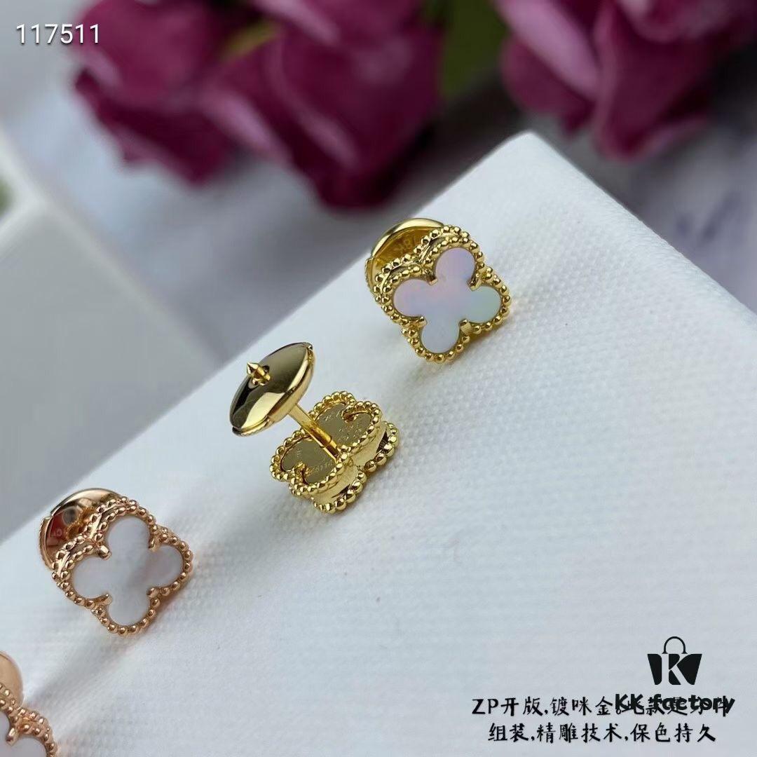 Newly Upgraded Version ZP Open Edition V Gold Plated with Mi Gold, Long-Lasting Color Retention ❤ This Piece Features Separate Components Assembly and Precision Carving Technology. 😊😊 VCA Clovis & Arpels Miniature Luxury White Mother-of-Pearl Four-Leaf Clover Stud Earrings Paired with Original-Style Saucer Backs 🍀 Exceptionally Charming, Enhances Fair Skin Tone, Highly Versatile for Any Occasion, Perfect for Sisters' Gatherings, Adds Extra Prestige
