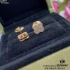 Newly Upgraded Version ZP Open Edition V Gold Plated with Mi Gold, Long-Lasting Color Retention ❤ This Piece Features Separate Components Assembly and Precision Carving Technology. 😊😊 VCA Clovis & Arpels Miniature Luxury White Mother-of-Pearl Four-Leaf Clover Stud Earrings Paired with Original-Style Saucer Backs 🍀 Exceptionally Charming, Enhances Fair Skin Tone, Highly Versatile for Any Occasion, Perfect for Sisters' Gatherings, Adds Extra Prestige
