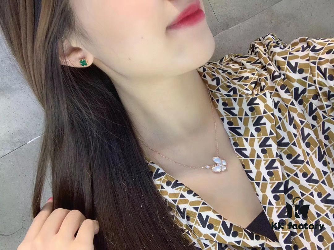 Small Clover Stud Earrings 🍀 In Stock