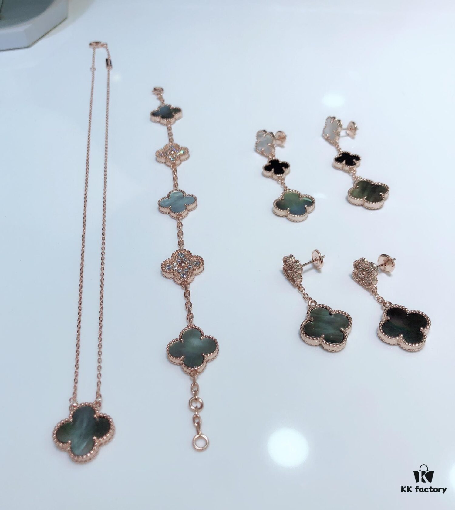 Clover Gray Mother-of-Pearl Set