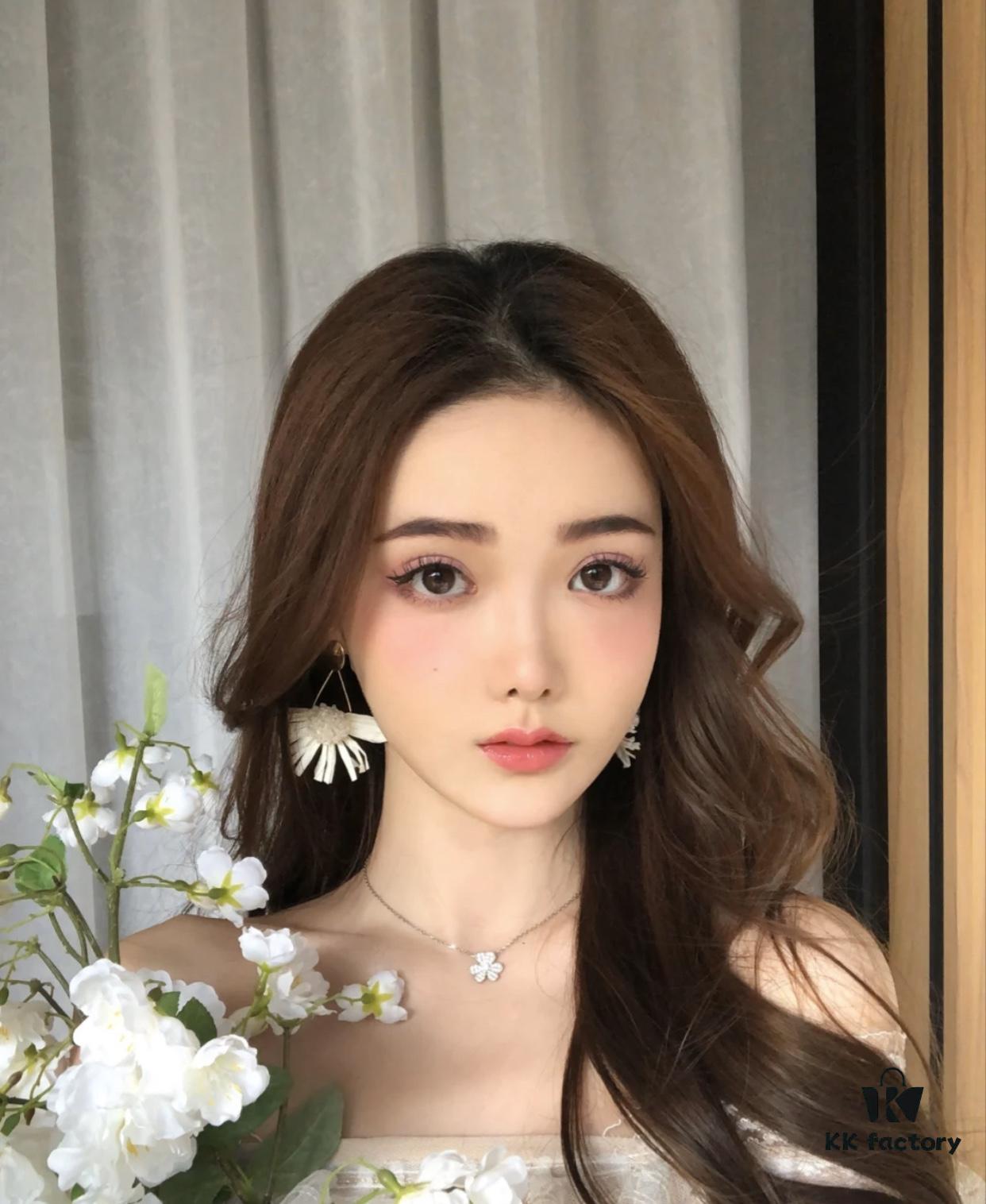 Delicate VCA Clover Necklace for a Soft and Feminine Look