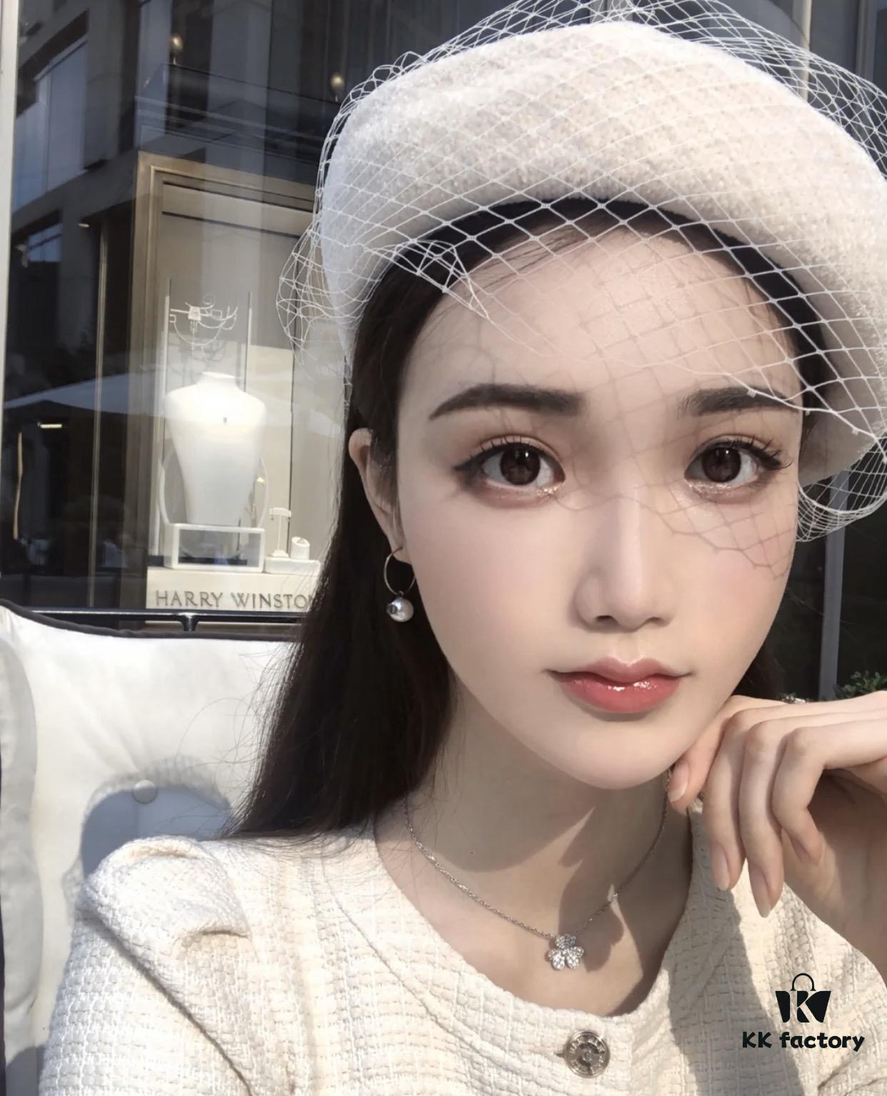 Delicate VCA Clover Necklace for a Soft and Feminine Look