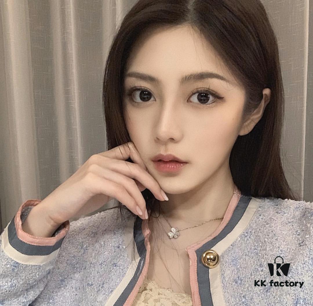 Delicate VCA Clover Necklace for a Soft and Feminine Look