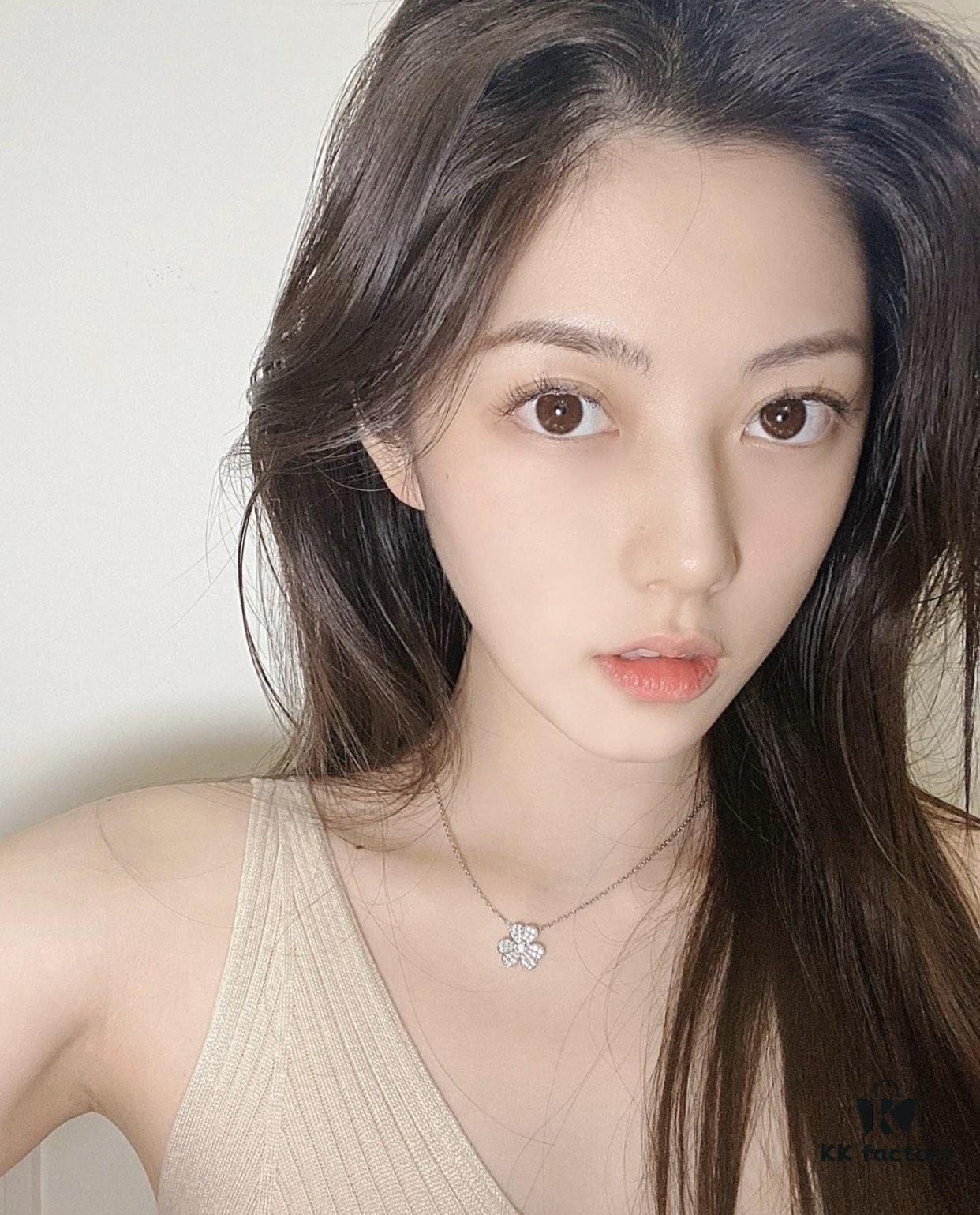 Delicate VCA Clover Necklace for a Soft and Feminine Look