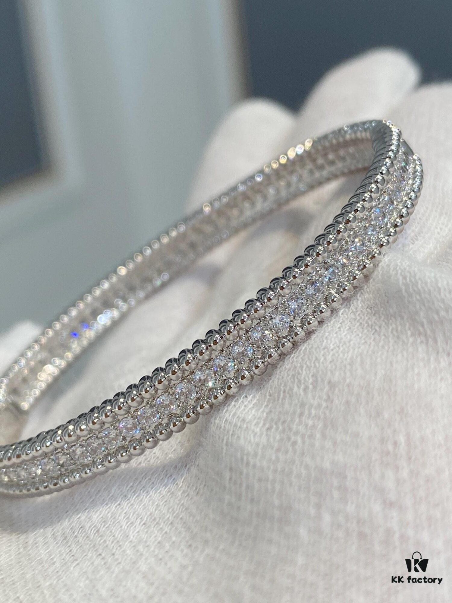 New Vca Four-Leaf Clover Perlee Beaded Bracelet, Single Row Diamond Bracelet, Classic Layering Design, Vintage and Exquisite