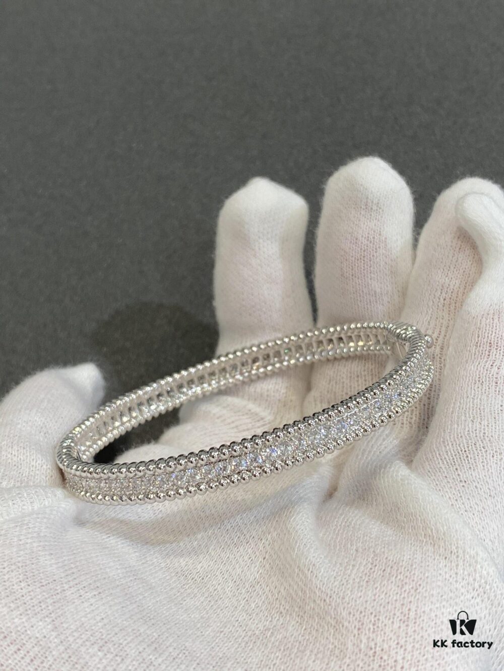 New Vca Four-Leaf Clover Perlee Beaded Bracelet, Single Row Diamond Bracelet, Classic Layering Design, Vintage and Exquisite