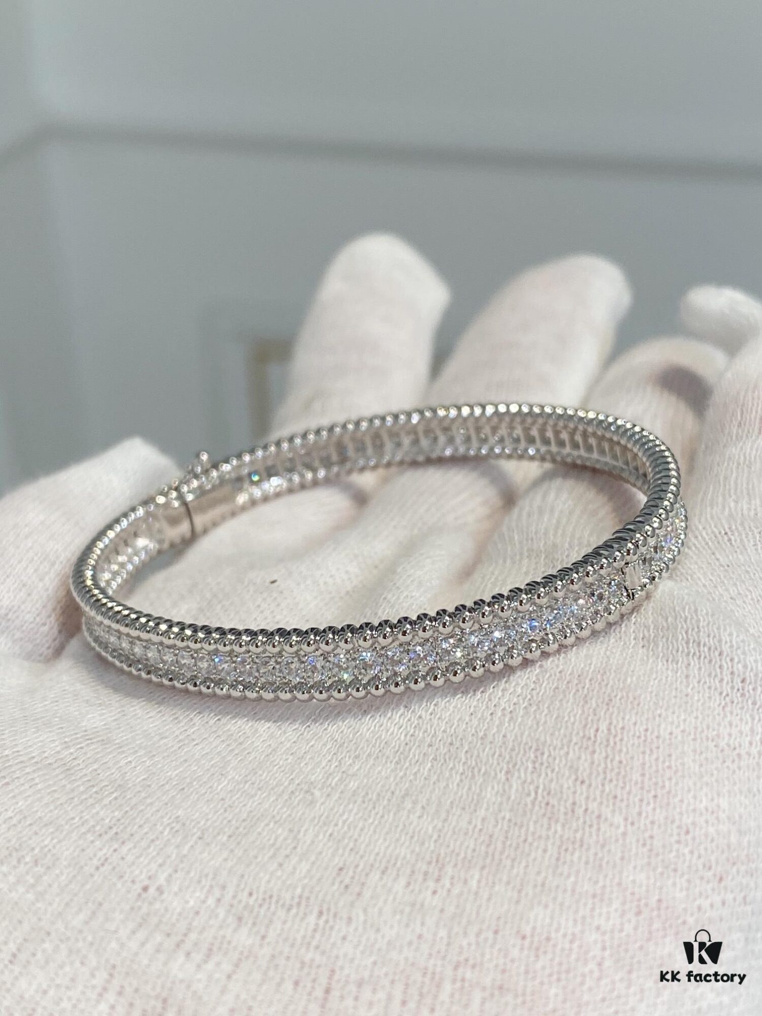 New Vca Four-Leaf Clover Perlee Beaded Bracelet, Single Row Diamond Bracelet, Classic Layering Design, Vintage and Exquisite