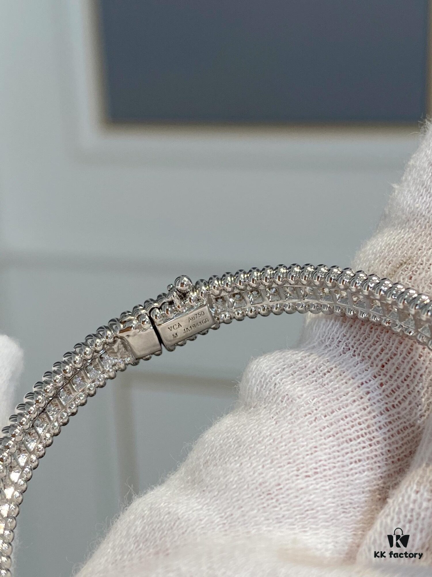 New Vca Four-Leaf Clover Perlee Beaded Bracelet, Single Row Diamond Bracelet, Classic Layering Design, Vintage and Exquisite