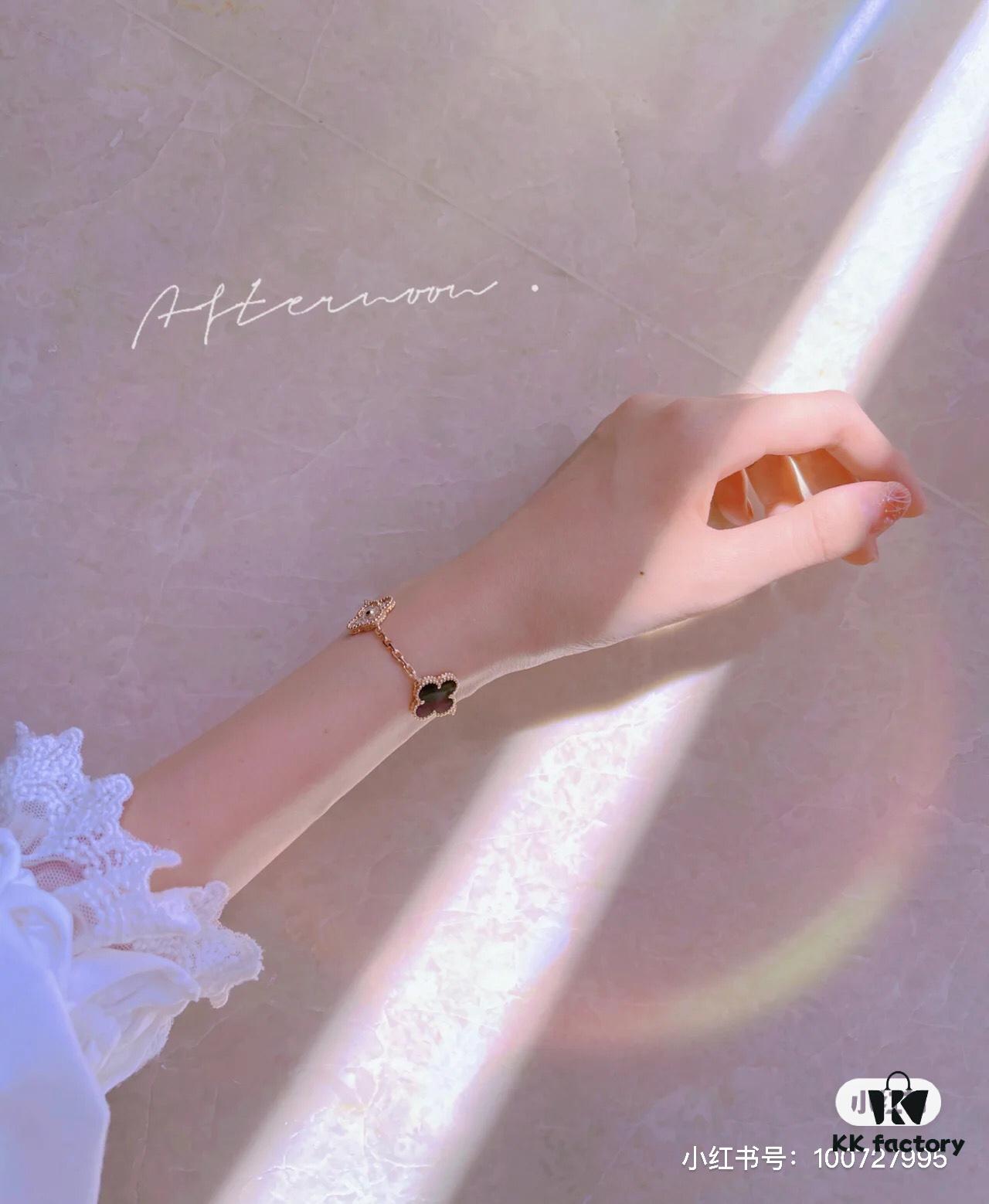 50th Anniversary Limited Gray Mother-of-Pearl Clover Necklace