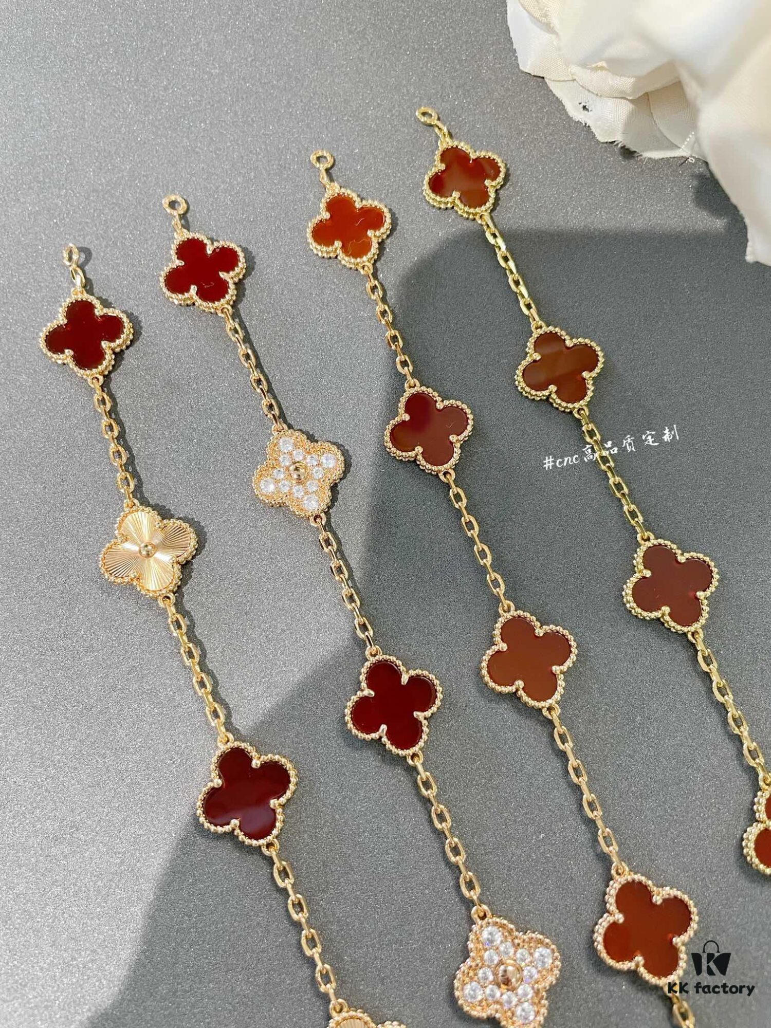 Medium-sized four-leaf clover is only available in the five-flower bracelet — single flower design has never been offered; single flower style belongs to the mini size