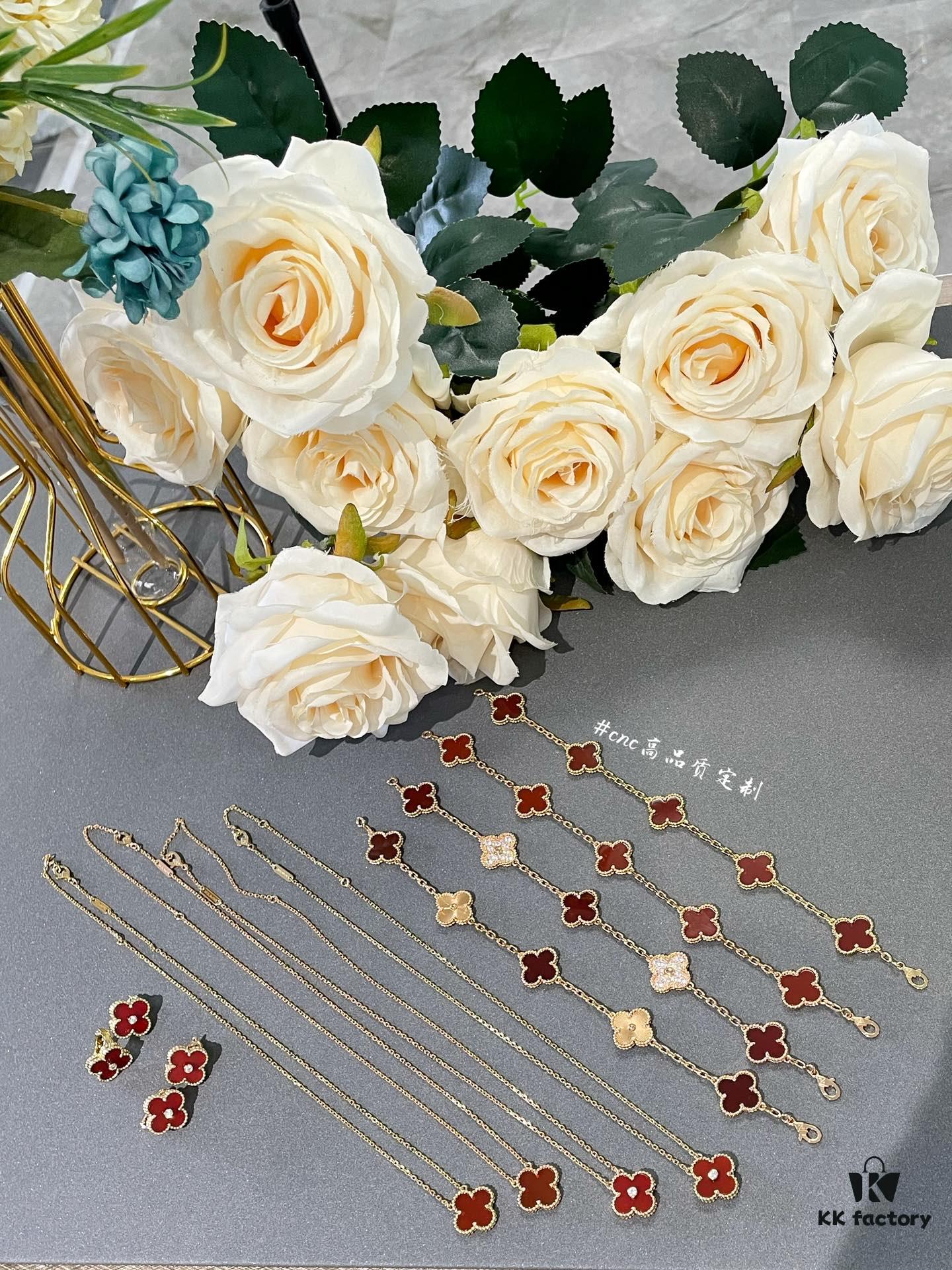 Medium-sized four-leaf clover is only available in the five-flower bracelet — single flower design has never been offered; single flower style belongs to the mini size