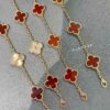 Medium-sized four-leaf clover is only available in the five-flower bracelet — single flower design has never been offered; single flower style belongs to the mini size